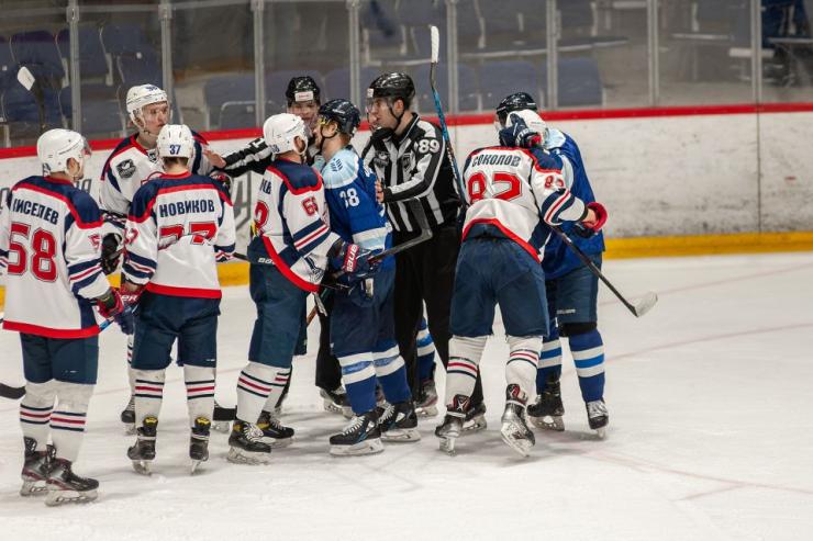 Хоккеисты «Динамо-Алтай» разгромили саратовский «Кристалл» и вышли вперед в серии
