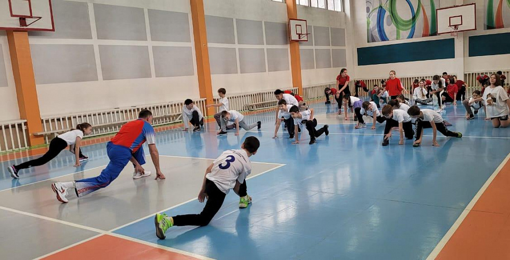 Зарядка с чемпионом: в Хакасии полицейские провели утреннюю зарядку в Гимназии Абакана